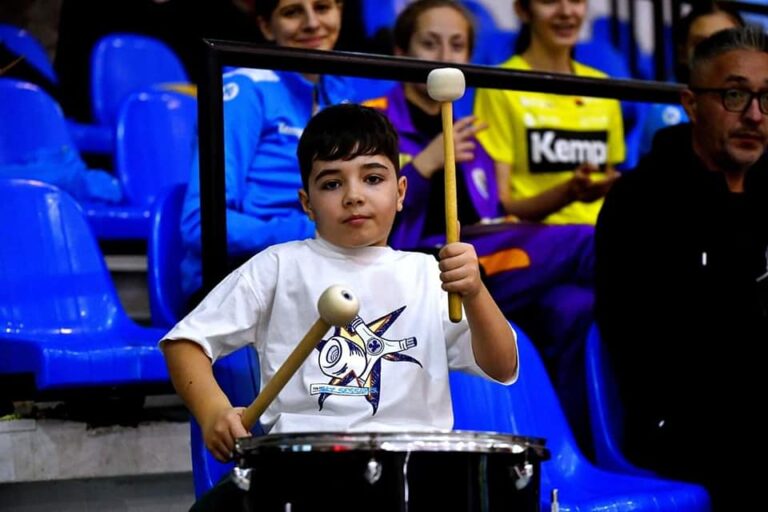 🧠 În spatele echipei, la propriu. Pentru că viitorul învață din prezent.